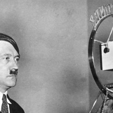 Adolf Hitler devant un micro de la radio allemande le 1er février 1933.