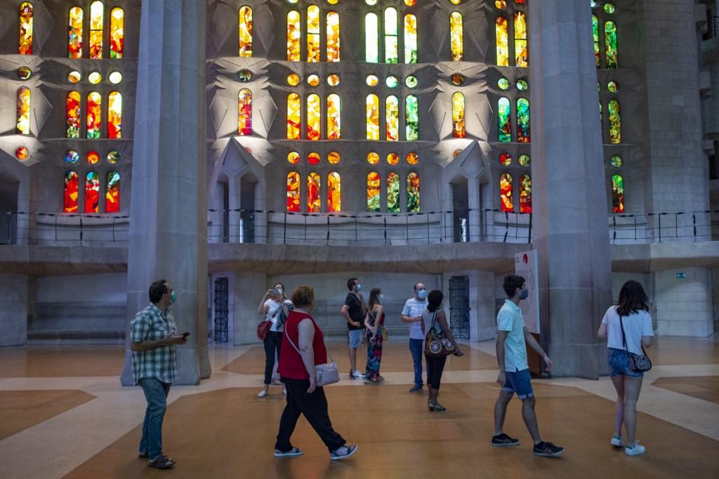 La basilique de la Sagrada familia à Barcelone a rouvert ses portes samedi, accueillant prioritairement les personnels sanitaires, en remerciement de leur engagement. [AFP - Josep Lago]
