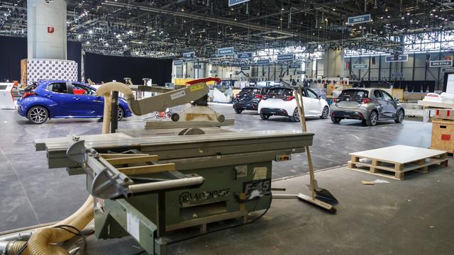 Les exposants démontent les installations du Salon de l'auto à Palexpo, après l'annonce de l'annulation de la manifestation. [Keystone - Salvatore di Nolfi]