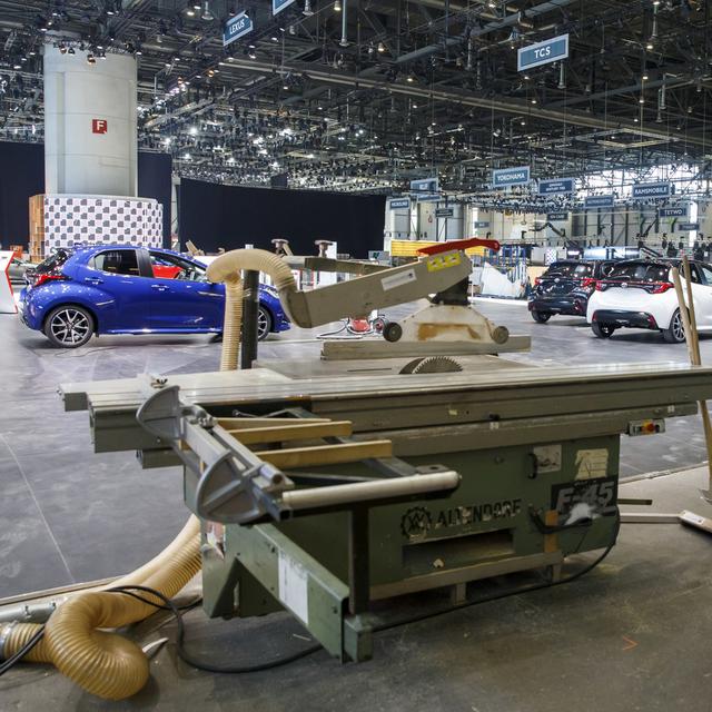 Les exposants démontent les installations du Salon de l'auto à Palexpo, après l'annonce de l'annulation de la manifestation. [Keystone - Salvatore di Nolfi]