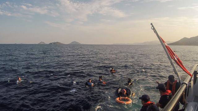 Des migrants en détresse sur la mer Egée, interceptés par des garde-côtes turcs, en juin 2019 au large des côtes de la Turquie. [Gardes-côtes turcs/AFP]