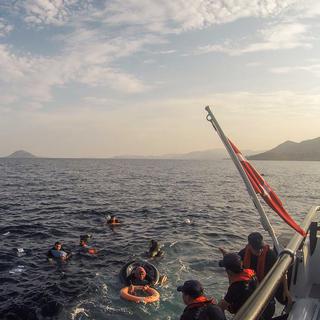 Des migrants en détresse sur la mer Egée, interceptés par des garde-côtes turcs, en juin 2019 au large des côtes de la Turquie. [Gardes-côtes turcs/AFP]