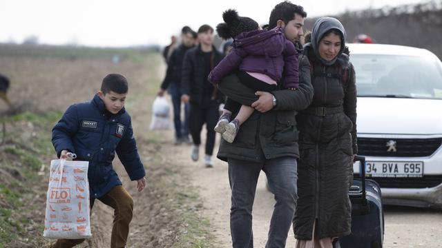 Des réfugiés ont franchi la frontière entre Turquie et Grèce vendredi à Edirne. [Keystone - Tolga Bozoglu]