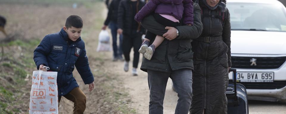 Des réfugiés ont franchi la frontière entre Turquie et Grèce vendredi à Edirne. [Keystone - Tolga Bozoglu]