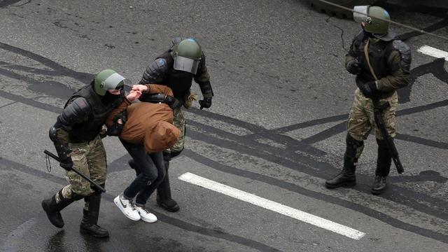 Selon l'organisation biélorusse de défense des droits humains Viasna, ils étaient au départ au moins 1200 personnes à avoir été interpellées lors de la manifestation dominicale de l'opposition. [keystone - epa]