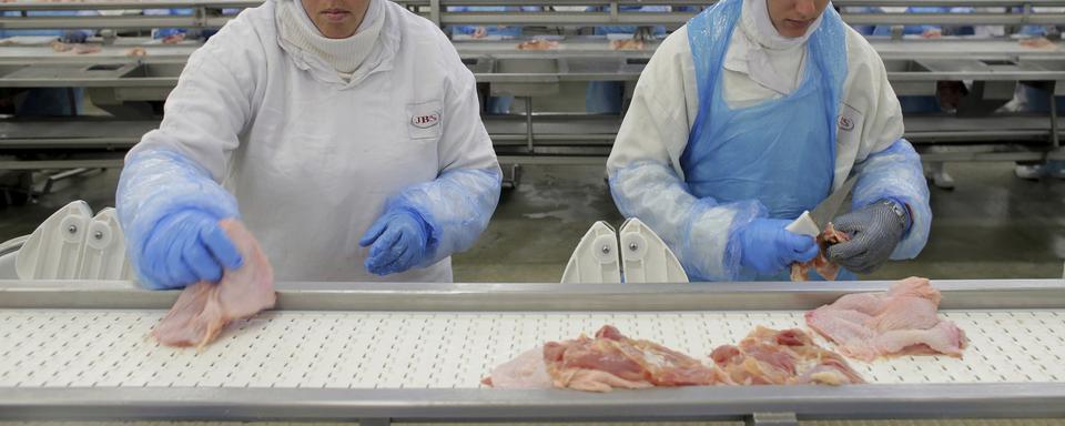 Des travailleuses dans une usine de préparation de viande au Brésil. [Keystone/AP Photo - Eraldo Peres]