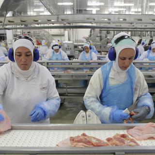 Des travailleuses dans une usine de préparation de viande au Brésil. [Keystone/AP Photo - Eraldo Peres]