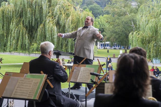 Le chef d'orchestre John Fiore dans un écrin de verdure. [Keystone - Salvatore Di Nolfi]