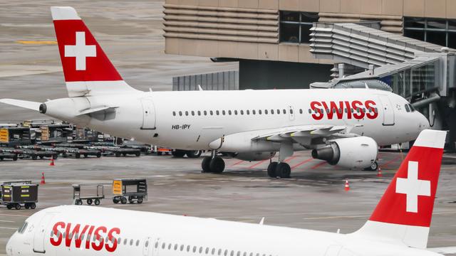 Des appareils de la compagnie Swiss Airlines à l'aéroport de Zurich en 2017. [Keystone - Christian Merz]