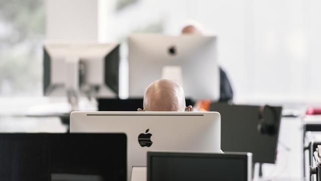 Un homme travaille dans un bureau chez Axel Springer, à Zurich-Altstetten. [Keystone - Christian Beutler]