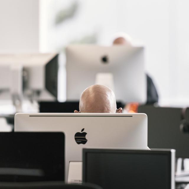 Un homme travaille dans un bureau chez Axel Springer, à Zurich-Altstetten. [Keystone - Christian Beutler]