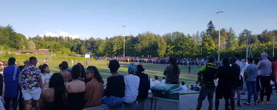 Des jeunes assistent à un match de football à Lausanne. [RTS - Karine Vasarino]