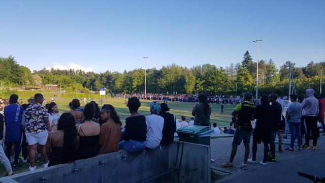 Des jeunes assistent à un match de football à Lausanne. [RTS - Karine Vasarino]
