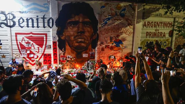 Le monde rend hommage à Maradona comme ici, chez lui, à Buenos Aires. [Keystone - Marcos Brindicci]