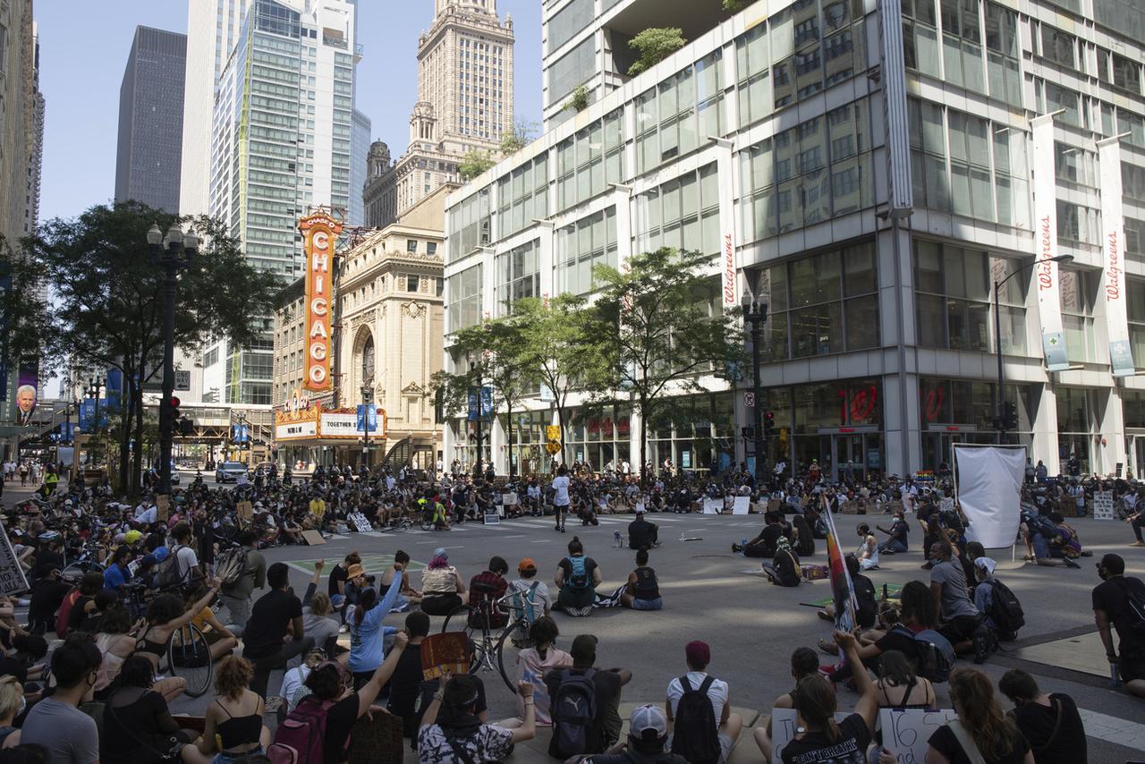 Une manifestation nommée "Boycottez le 4 juillet" contre les violences policières: la foule est restée silencieuse pendant presque neuf minutes. Chicago, le 4 juillet 2020. [Keystone via AP - Pat Nabong/Chicago Sun-Times]