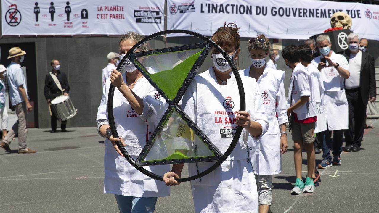 Les "Docteurs pour Extinction Rebellion" ont manifesté samedi à Lausanne. [Keystone - Salvatore Di Nolfi]