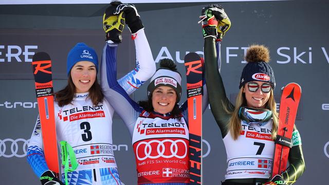 Le podium du géant de Sestrières, trois skieuses séparées par un centième. [Marco Trovati]