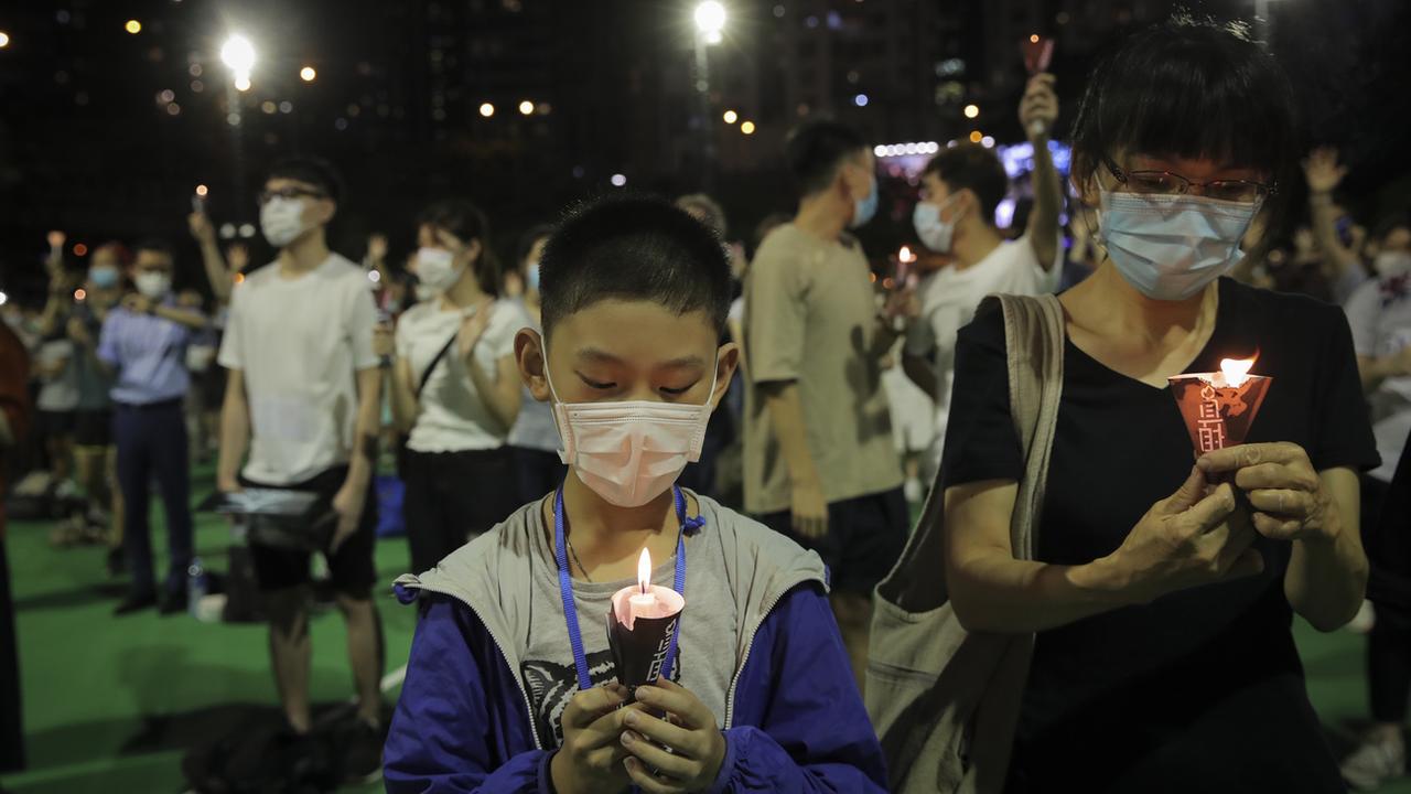 Des manifestants ont allumé des bougies en l'honneur des victimes du massacre de la place Tiananmen en 1989. Parc Victoria, Hong Kong, le 4 juin 2020. [Keystone/AP photo - Kin Cheung]