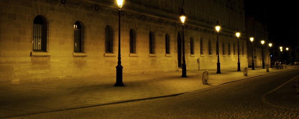 Certaines rues parisiennes sont déjà désertes. [AP Photo/Keystone - Thibault Camus]