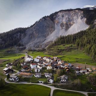 Le village de Brienz (GR), dans la région d'Albula, est menacé par l'instabilité du sol. [Keystone - Gian Ehrenzeller]