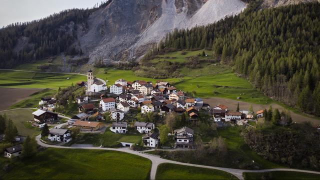 Le village de Brienz (GR), dans la région d'Albula, est menacé par l'instabilité du sol. [Keystone - Gian Ehrenzeller]