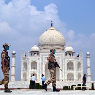 La réouverture du Taj Mahal est une bonne nouvelle pour l’industrie du tourisme indien, mais il en faudra bien plus pour que ce ce secteur ravagé sorte de la crise. [Keystone - EPA/STR]