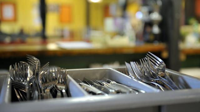 Préparation de la distribution de repas pour les démunis au Jardin de Montbrillant à Genève en juillet 2010. [Keystone - Martial Trezzini]