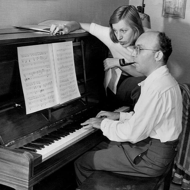 Kurt Weill et Lotte Lenya chez eux (1942). [WikiCommons - Wide World Photos]