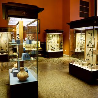 Musée exposant des anciennes reliques dans une vitrine. [Depositphotos - Paha_L]