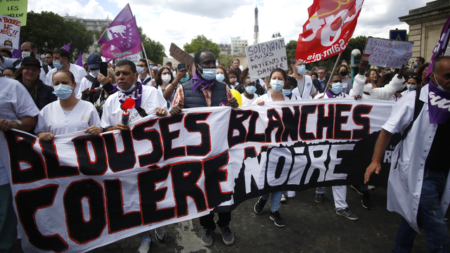 Les manifestants dans la rue à Paris, mardi 16.06.2020. [AP/Keystone - Thibault Camus]