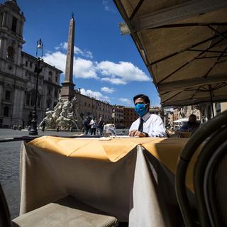 Les touristes sont encore rares sur la Piazza Navona, à Rome. [Keystone - EPA / Angelo Carconi]