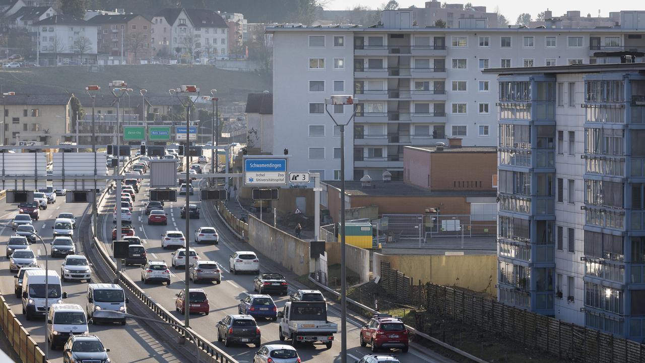 Plus d'un million de Suisses souffrent toujours du bruit routier excessif. [Keystone - Gaetan Bally]
