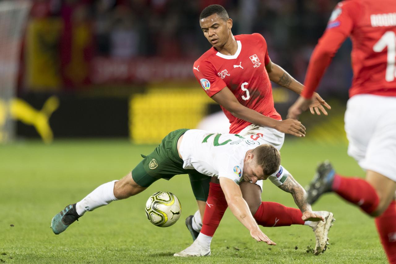 Manuel Akanji, ici au duel contre l'Eire, pour ce qui restera comme le dernier match international de l'histoire du Stade de Genève. [Keystone - Laurent Gilliéron]