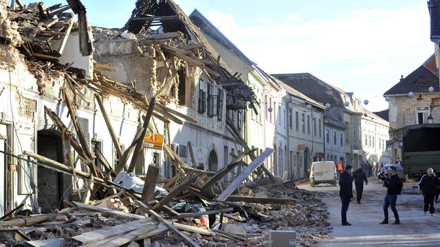 Une rue endommagée par un tremblement de terre de magnitude 6,4 à Petrinja. Croatie, le 29 décembre 2020. [AP photo]