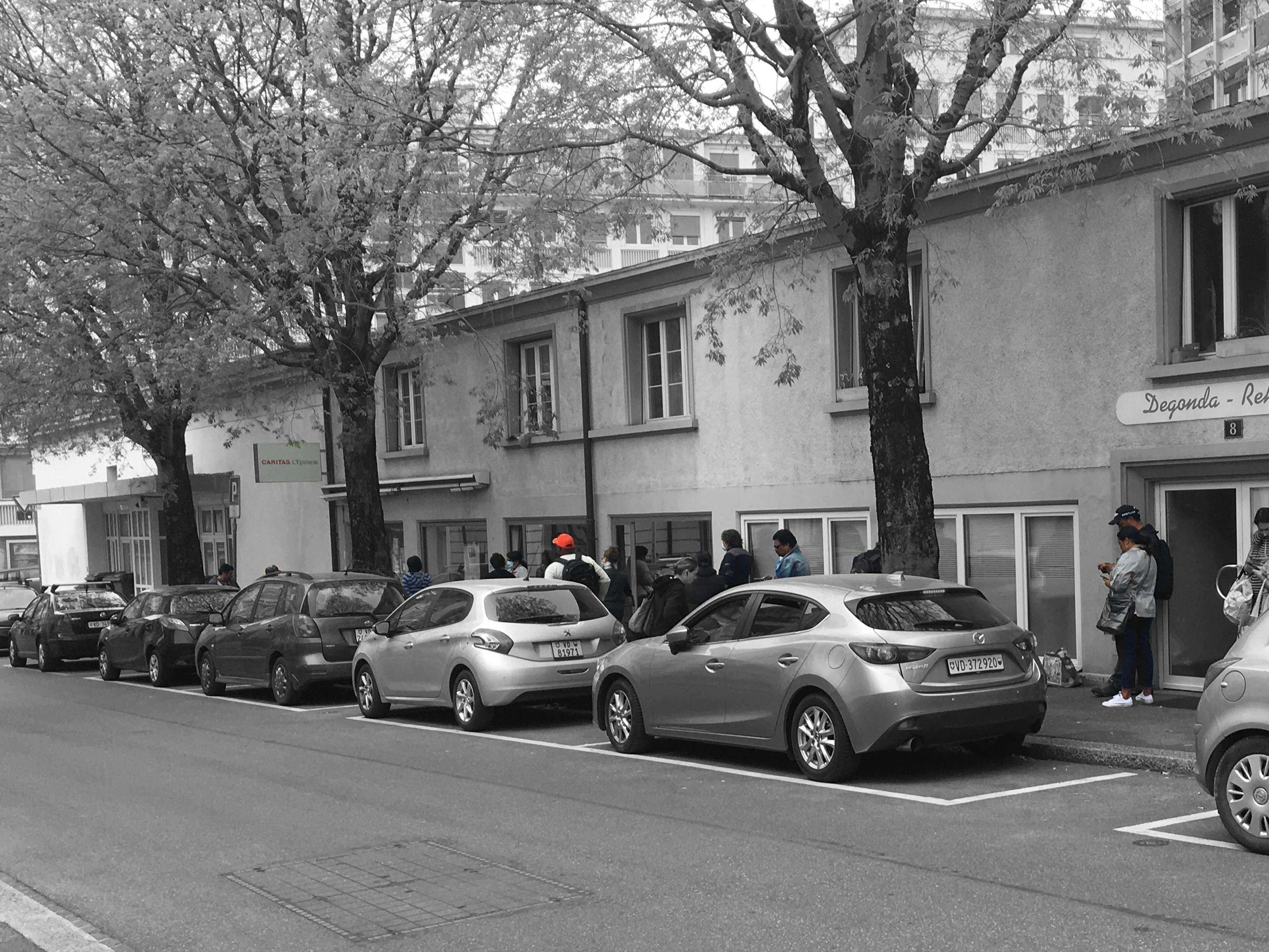 La file d'attente est longue devant l'épicerie Caritas à Lausanne [RTS - Céline Fontannaz]