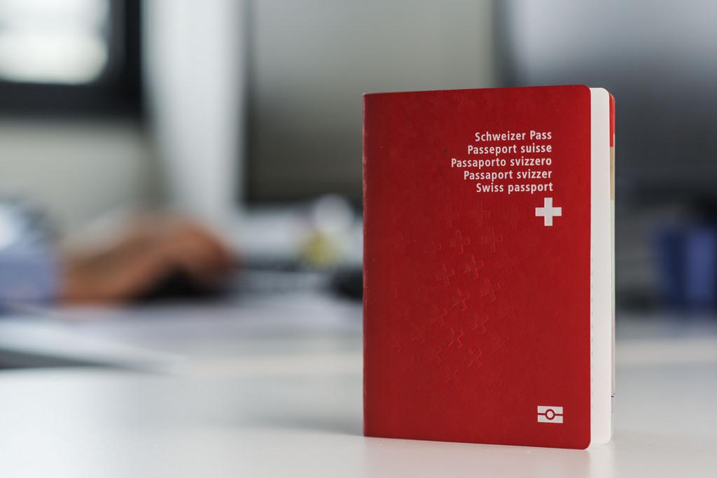 Obtenir le passeport suisse est loin d'être une formalité. [Keystone - Christian Beutler]