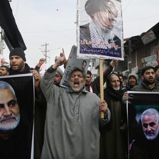 Des manifestants crient vengeance après la mort du général iranien Qassem Soleimani à Magam dans la région du Kashmir. [AP Photo/Keystone - Mukhtar Khan]