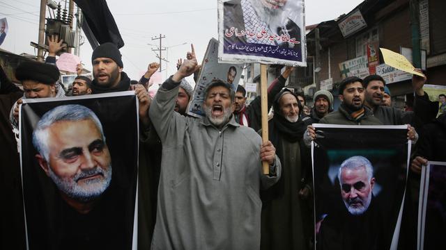 Des manifestants crient vengeance après la mort du général iranien Qassem Soleimani à Magam dans la région du Kashmir. [AP Photo/Keystone - Mukhtar Khan]