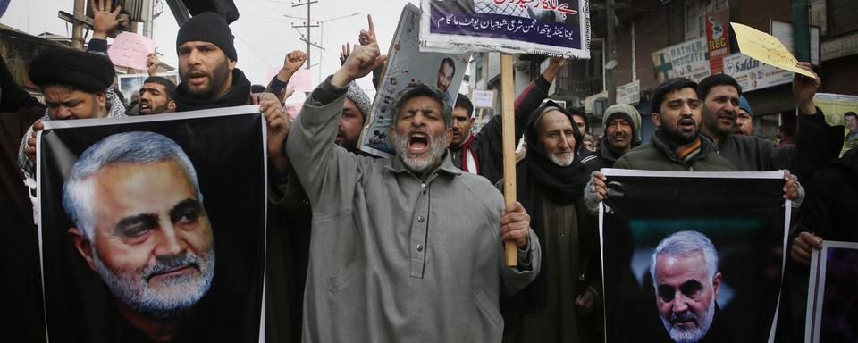 Des manifestants crient vengeance après la mort du général iranien Qassem Soleimani à Magam dans la région du Kashmir. [AP Photo/Keystone - Mukhtar Khan]