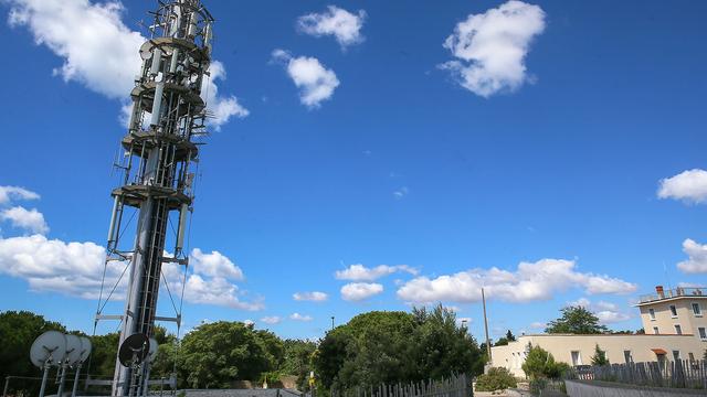 En France, une trentaine d’attaques ont eu lieu ces derniers mois contre des antennes-relais. [Hans Lucas/AFP - Nicolas Guyonnet]