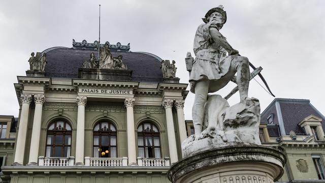 La statue de Guillaume Tell trône devant le palais de justice de Montbenon à Lausanne [KEYSTONE - Jean-Christophe Bott]