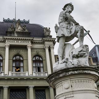 La statue de Guillaume Tell trône devant le palais de justice de Montbenon à Lausanne [KEYSTONE - Jean-Christophe Bott]