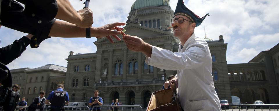 Les activistes ont été rapidement canalisés par les policiers sur la Place fédérale. [Keystone - Anthony Anex]