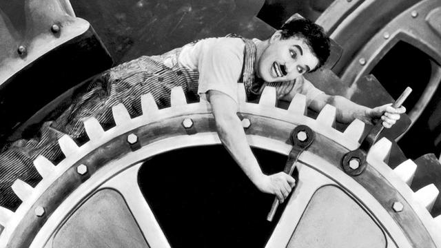 Charlie Chaplin dans "Les Temps modernes". [AFP - CHARLES CHAPLIN PRODUCTIONS / COLLECTION CHRISTOPHEL]