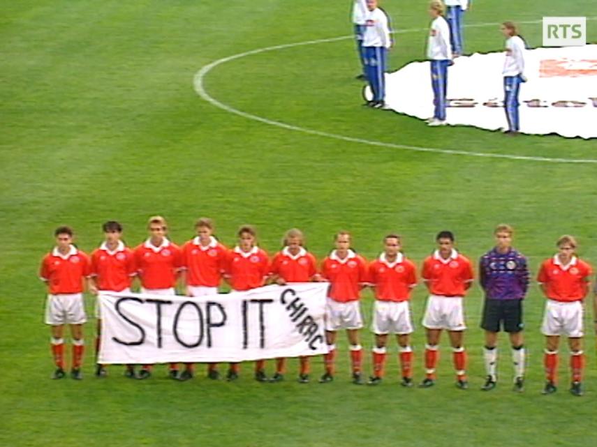 Les Suisses pendant l'hymne national le 6 septembre 1995.