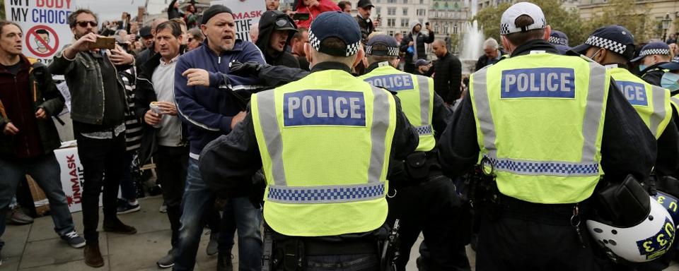 Dix personnes ont été arrêtées et quatre policiers blessés samedi à Londres lors d'une manifestation qui a rassemblé des milliers d'opposants aux restrictions prises au Royaume-Uni [afp - Hasan Esen]