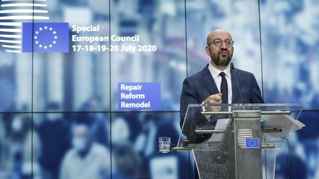 Le président du Conseil européen Charles Michel devant la presse tôt mardi matin 21.07.2020. [Pool/AP/Keystone - Stéphanie Lecocq]