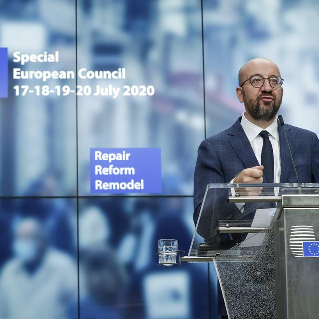 Le président du Conseil européen Charles Michel devant la presse tôt mardi matin 21.07.2020. [Pool/AP/Keystone - Stéphanie Lecocq]