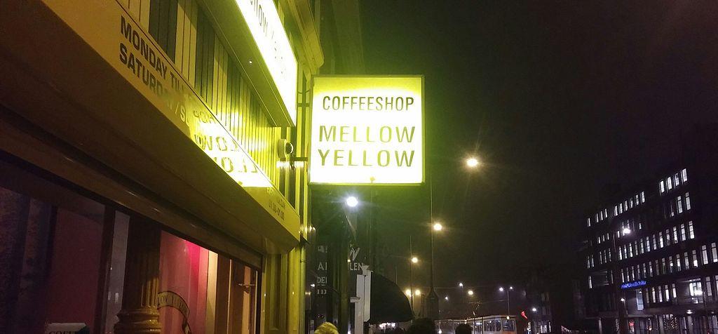 Premier coffee-shop des Pays-Bas, le Mellow Yellow a dû fermer ses portes fin 2016 car situé trop près d'une école de coiffure [Domaine public - Syd Storm]