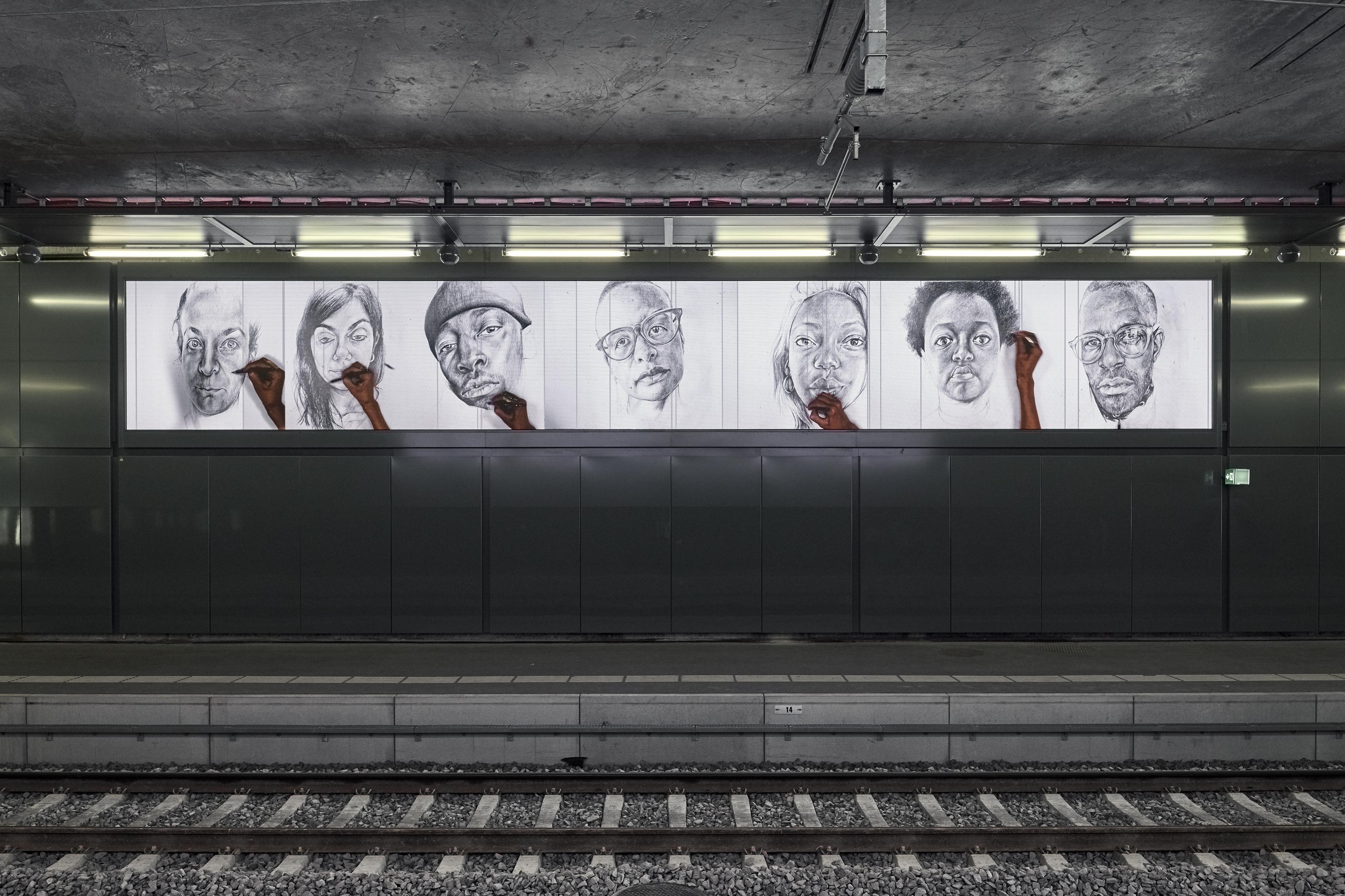 "PLATFORM", une animation en time-lapse de 31 portraits signée Phoebe Boswell à découvrir dans la gare de Lancy-Bachet. [Serge Frühauf]